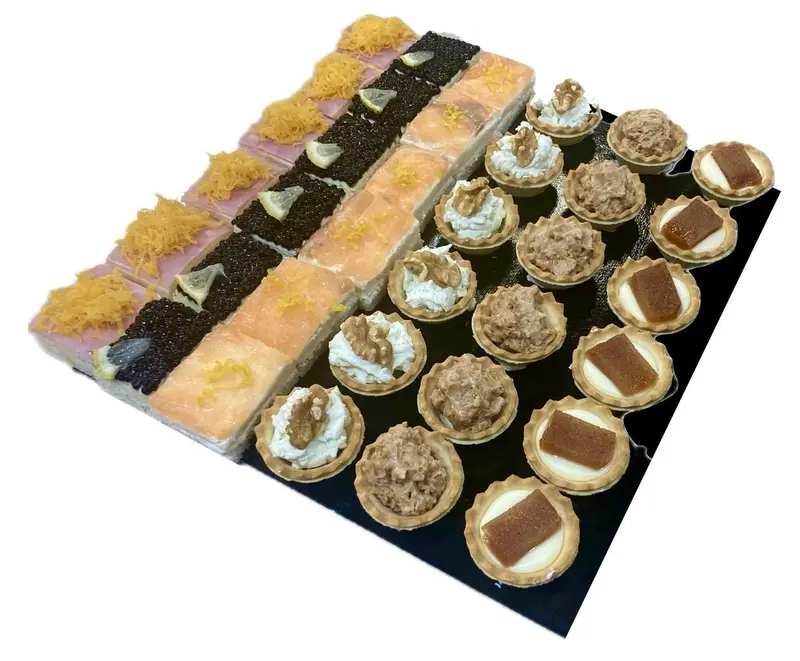 Bandeja de canapés variados de nuestro obrador