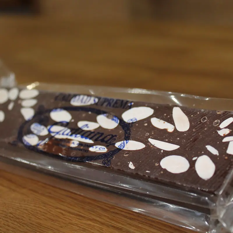 Turrón de chocolate con leche y almendras